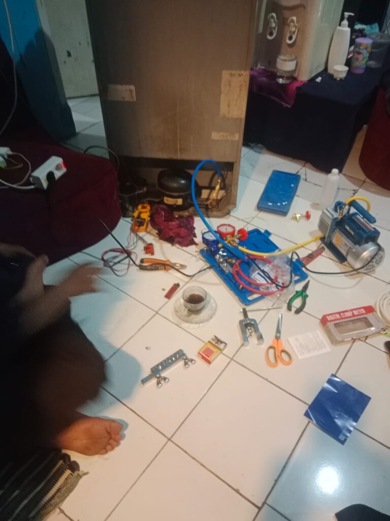 Teknisi Hanz berkah solusindo sedang melakukan perbaikan kompresor mengisi freon R134